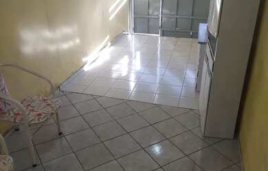 Imagem: A casa possui 1 Dormitório, 2 Banheiros e 1 Vaga na garagem