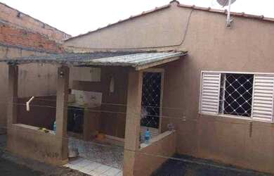 Imagem: A casa possui 2 Dormitórios, 1 Banheiro e está localizado