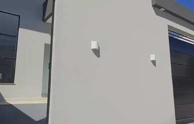 Imagem: A casa possui 3 Dormitórios, 2 Banheiros, 2 Vagas na garagem