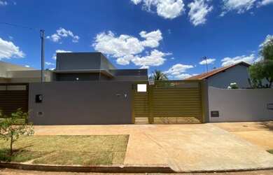 Imagem: A casa possui 2 Dormitórios, 1 Banheiro, 2 Vagas na garagem