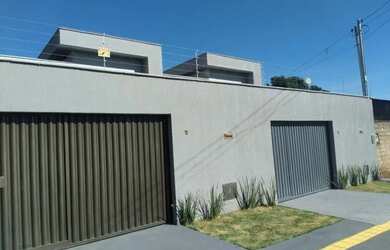 Imagem: A casa possui 3 Dormitórios, 2 Banheiros, 3 Vagas na garagem