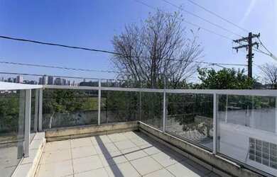 Imagem: A casa possui 3 Dormitórios, 3 Banheiros, 2 Vagas na garagem