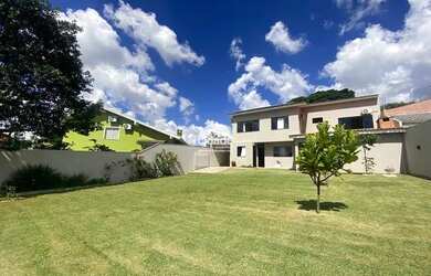 Imagem: A casa possui 2 Dormitórios, 3 Banheiros, 4 Vagas na garagem