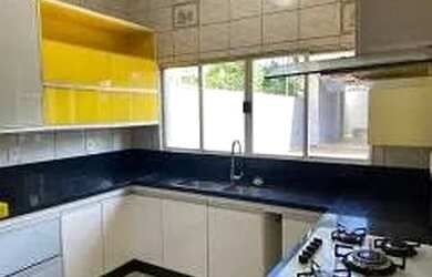 Imagem: A casa possui 3 Dormitórios, 2 Banheiros, 1 Vaga na garagem