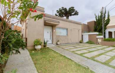 Imagem: A casa possui 4 Dormitórios, 5 Banheiros, 2 Vagas na garagem