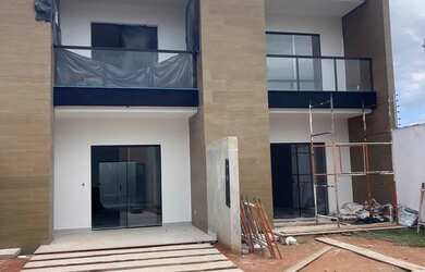 Imagem: A casa possui 3 Dormitórios, 3 Banheiros, 2 Vagas na garagem