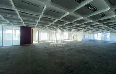 Imagem: O depósito possui 5 Vagas na garagem e 3070m² de Área e está