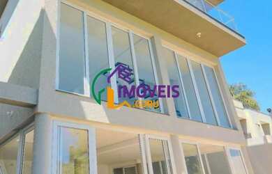 Imagem: A casa possui 3 Dormitórios, 5 Banheiros, 4 Vagas na garagem