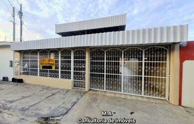 Imagem: A casa possui 4 Dormitórios, 2 Banheiros, 2 Vagas na garagem