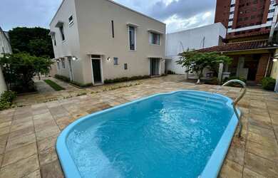 Imagem: A casa possui 3 Dormitórios, 4 Banheiros, 5 Vagas na garagem