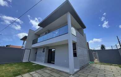 Imagem: A casa possui 4 Dormitórios, 4 Banheiros, 2 Vagas na garagem