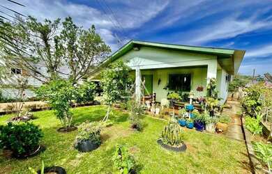 Imagem: A casa possui 2 Dormitórios, 1 Banheiro, 2 Vagas na garagem
