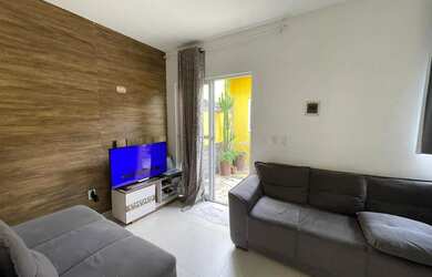 Imagem: A casa possui 1 Dormitório, 1 Banheiro, 1 Vaga na garagem e