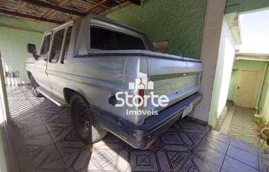 Imagem: A casa possui 4 Dormitórios, 2 Banheiros, 2 Vagas na garagem