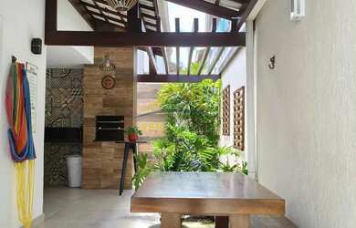 Imagem: A casa em condomínio e possui 4 Dormitórios, 4 Banheiros