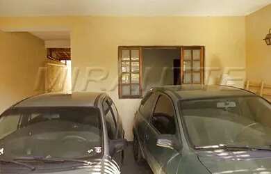 Imagem: A casa possui 3 Dormitórios, 2 Banheiros, 2 Vagas na garagem