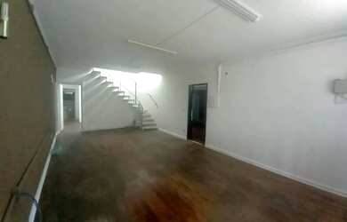 Imagem: O depósito possui 2 Vagas na garagem, 177m² de Área e está