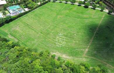 Imagem: O terreno possui 10.000m² de Área e está localizado em Porto