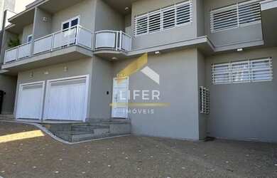 Imagem: A casa possui 3 Dormitórios, 4 Banheiros, 2 Vagas na garagem