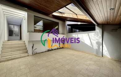 Imagem: A casa possui 3 Dormitórios, 4 Banheiros, 2 Vagas na garagem