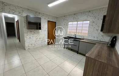 Imagem: A casa possui 2 Dormitórios, 1 Banheiro, 2 Vagas na garagem