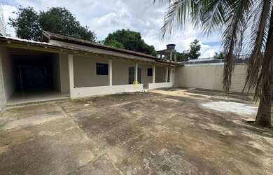 Imagem: A casa possui 3 Dormitórios, 4 Banheiros, 2 Vagas na garagem