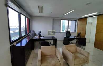 Imagem: O depósito possui 4 Vagas na garagem e 120m² de Área e está