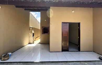 Imagem: A casa possui 2 Dormitórios, 2 Banheiros, 2 Vagas na garagem