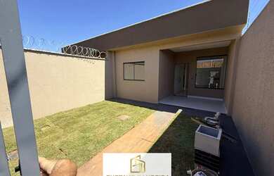 Imagem: A casa possui 2 Dormitórios, 2 Banheiros, 2 Vagas na garagem