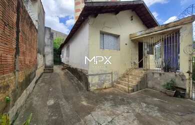 Imagem: A casa possui 2 Dormitórios, 2 Banheiros, 2 Vagas na garagem