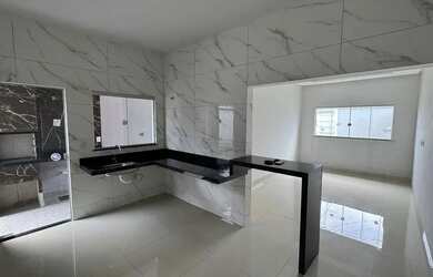 Imagem: A casa possui 2 Dormitórios, 2 Banheiros, 3 Vagas na garagem