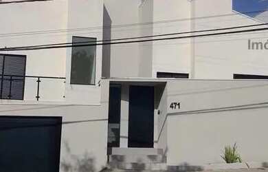 Imagem: A casa possui 4 Dormitórios, 5 Banheiros, 4 Vagas na garagem