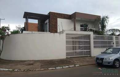 Imagem: A casa possui 3 Dormitórios, 3 Banheiros, 3 Vagas na garagem