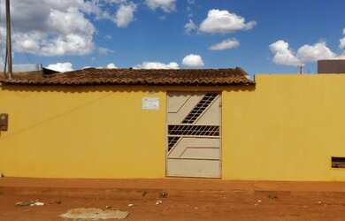 Imagem: A casa possui 3 Dormitórios e está localizado em Umburanas