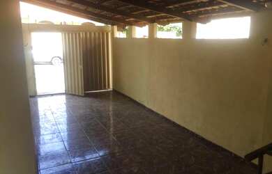 Imagem: A casa possui 3 Dormitórios, 1 Banheiro, 2 Vagas na garagem