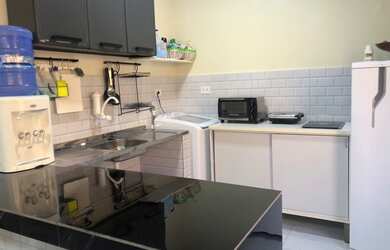 Imagem: A kitnet possui 1 Dormitório, 1 Banheiro, 1 Vaga na garagem