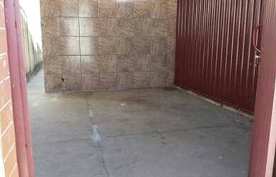 Imagem: A casa possui 2 Dormitórios, 2 Banheiros, 2 Vagas na garagem