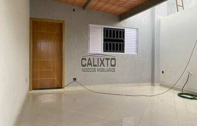 Imagem: A casa possui 3 Dormitórios, 1 Banheiro, 1 Vaga na garagem