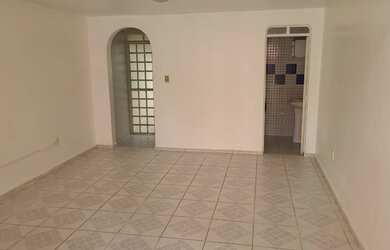 Imagem: A kitnet possui 1 Dormitório, 1 Banheiro e 1 Vaga na garagem