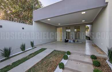 Imagem: A casa possui 3 Dormitórios, 3 Banheiros, 2 Vagas na garagem