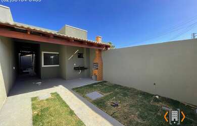 Imagem: A casa possui 3 Dormitórios, 1 Banheiro, 2 Vagas na garagem