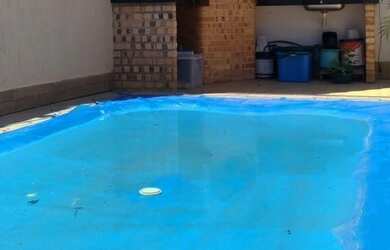 Imagem: A casa possui 3 Dormitórios, 2 Banheiros, 2 Vagas na garagem