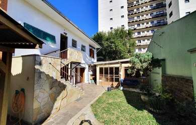 Imagem: A casa possui 4 Dormitórios, 3 Banheiros, 4 Vagas na garagem