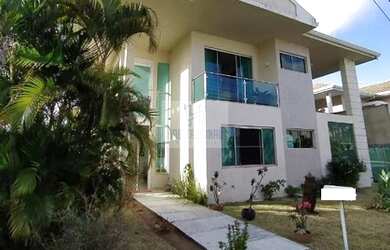 Imagem: A casa em condomínio possui 5 Dormitórios, 1 Banheiro, 2 Vagas