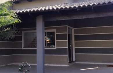 Imagem: A casa possui 3 Dormitórios, 2 Banheiros, 3 Vagas na garagem