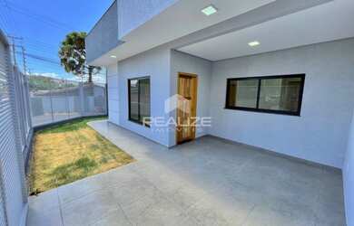 Imagem: A casa possui 2 Dormitórios, 2 Banheiros, 2 Vagas na garagem