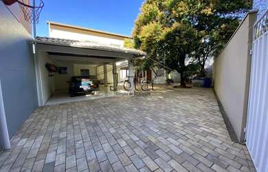 Imagem: A casa possui 4 Dormitórios, 1 Banheiro, 4 Vagas na garagem