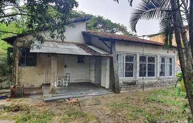 Imagem: A casa possui 3 Dormitórios, 2 Banheiros e 220m² de Área
