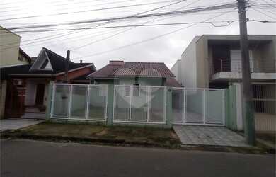 Imagem: A casa possui 3 Dormitórios, 3 Banheiros, 2 Vagas na garagem