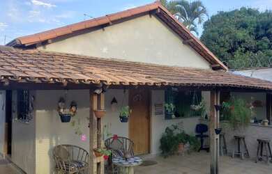 Imagem: A casa possui 4 Dormitórios, 4 Banheiros, 3 Vagas na garagem